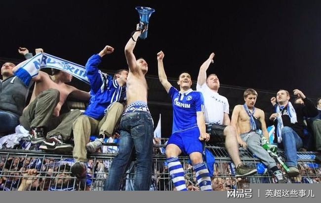 沙尔克遭遇失利，主教练承诺全力调整阵容(沙尔克队主帅)