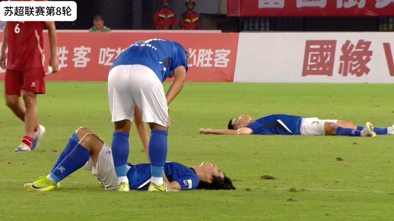 电竞直播-球赛打响，球员拼尽全力赢得胜利(这场球赛的胜败关键是队员们的齐心协力)